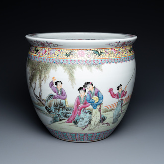 Une jardinière en porcelaine de Chine famille rose, marque de Qianlong, République