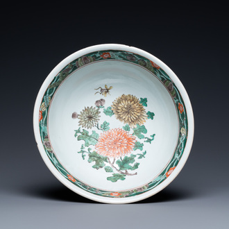 Un bol en porcelaine de Chine famille verte à décor de fleurs, Kangxi