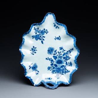 Een Chinese blauw-witte bladvormige schotel, Qianlong