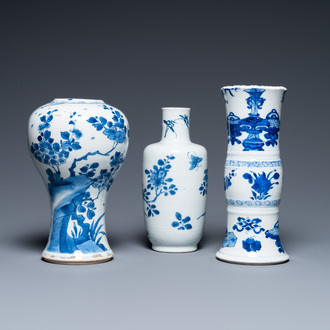 Trois vases en porcelaine de Chine en bleu et blanc, Kangxi