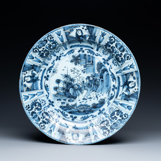 Un plat en faïence de Delft en bleu et blanc à decor chinois, fin du 17ème