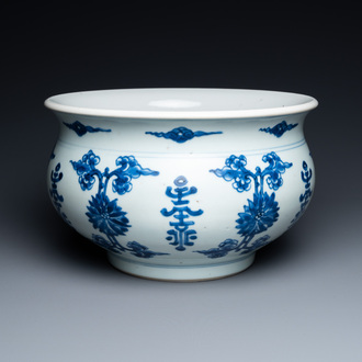 Een Chinese blauw-witte 'Shou en lotus' wierookbrander, Kangxi