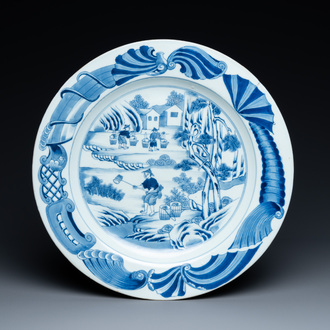 Un plat en porcelaine de Chine en bleu et blanc à décor de la 'Cultivation de thé', Qianlong