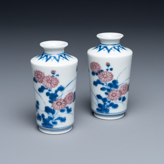 Une paire de vases miniatures ou tabatières en porcelaine de Chine en bleu, blanc et rouge de cuivre, marque Qing Feng, 18/19ème