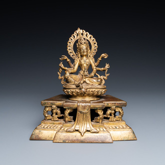 Une figure d'Ushnishavijaya en bronze doré sur trone de lotus portant une inscription au dos, Sino-Tibet, 18ème