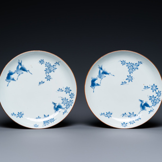 Une paire d'assiettes en porcelaine ai-Kakiemon de Japon en bleu et blanc figurant des cerfs, Edo, 18ème