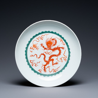 Un plat en porcelaine de Chine à décor d'un dragon en rouge de fer, Kangxi