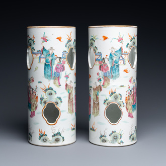 Une paire de porte-chapeaux ajourés en porcelaine de Chine famille rose, marque et époque de Daoguang