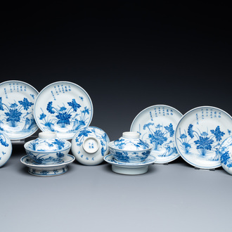 Une collection de bols de type 'gaiwan' et soucoupes en porcelaine de Chine en bleu et blanc, marque de Kangxi, 19ème