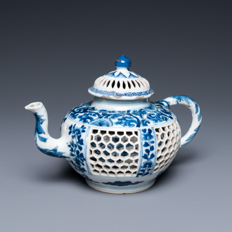Une théière couverte en porcelaine de Chine en bleu et blanc à double paroi ajourée, époque Transition