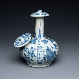 Une verseuse de type kendi en porcelaine de Chine en bleu et blanc de type kraak de l'épave 'Hatcher', époque Transition