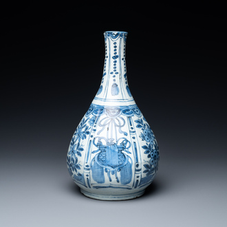 Un vase de forme bouteille en porcelaine de Chine en bleu et blanc de type kraak, Wanli