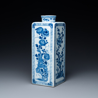 Une bouteille de forme carrée en porcelaine de Chine en bleu et blanc, Kangxi