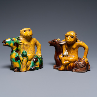 Deux verseuses en forme de singes sur cerfs en porcelaine de Chine émaillée sancai, 19ème