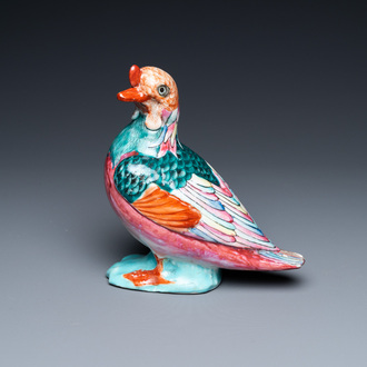 Un modèle d'un pigeon en porcelaine de Chine famille rose, Qianlong