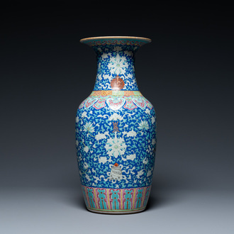 Un vase en porcelaine de Chine famille rose à fond bleu à décor 'bajixiang', 19ème