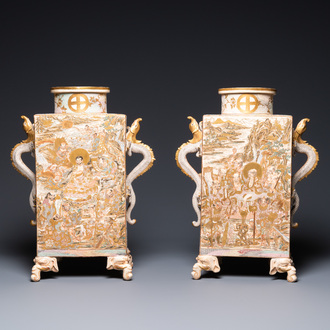 Une paire de vases en porcelaine Satsuma de Japon figurant le Mon des Shimazu, Meiji, 19ème