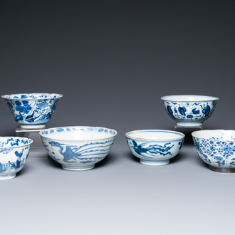 Six bols en porcelaine de Chine en bleu et blanc, époque Transition and Kangxi