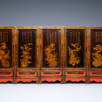 Een Vietnamees vijfdelig gelakt houten scherm met kalligrafie en floraal decor, 19e eeuw