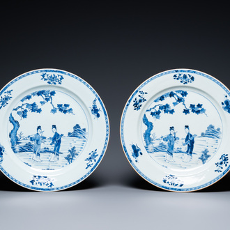 Une paire de plats en porcelaine de Chine en bleu et blanc figurant deux immortels, Qianlong