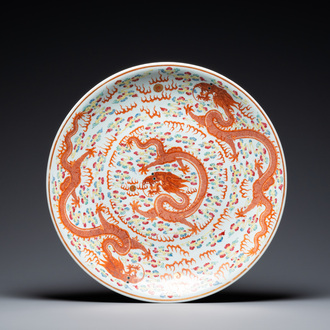Un très grand plat en porcelaine de Chine famille rose à décor de dragons, marque de Yongzheng, Guangxu