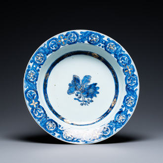 Un grand plat profond en porcelaine de Chine en bleu, blanc et doré de type 'Merian', Qianlong