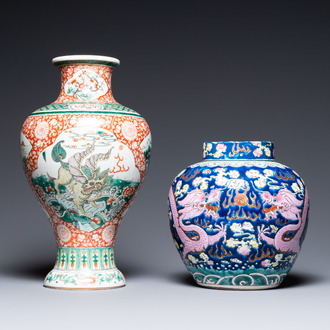 Un vase en porcelaine de Chine famille verte et un pot couvert en famille rose, 19/20ème