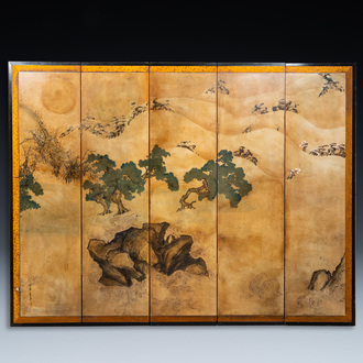 Un écran de type 'Byobu' de cinq feuilles en papier peint à décor d'un paysage, signé Zi Yu Ji Yang - 子玉吉羊, Japon, Edo, 18/19ème