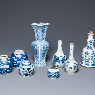 Huit vases en porcelaine de Chine en bleu et blanc, Kangxi et après