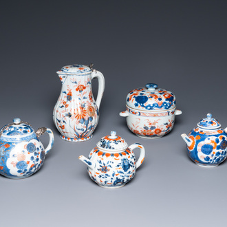 Trois théières, une verseuse couverte et un bol couvert en porcelaine de Chine de style Imari, Kangxi