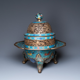 Un grand brûle-parfum tripod en émaux cloisonnés, Chine, 19ème