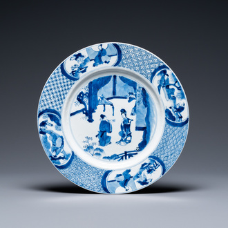 Un plat en porcelaine de Chine en bleu et blanc, marque et époque de Kangxi