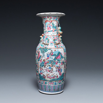 Un grand vase en porcelaine de Chine famille rose figurant des scènes de guerriers