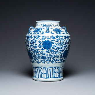 Un vase à six anses en porcelaine de Chine en bleu et blanc à décor de rinceaux de lotus, Wanli