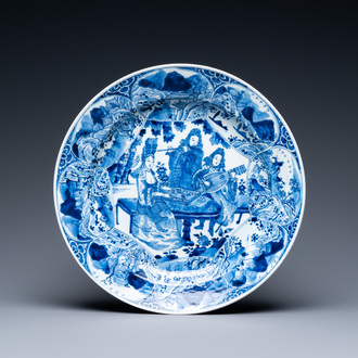 Un plat en porcelaine de Chine en bleu et blanc à décor de musiciens, Kangxi