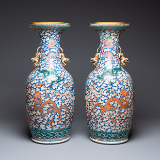 Une paire de grands vases en porcelaine de Chine famille rose à décor de dragons, 19ème