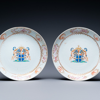 Une paire de plats armoriés en porcelaine de Chine aux armes de 'Van der Cruyce' pour le marché belge, Qianlong