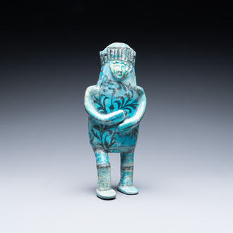 Une verseuse en forme de figure recomposée en céramique à émail turquoise et noir, Kashan, Iran, 12/13ème