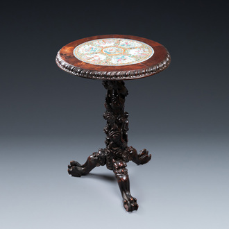 Un table en bois sculpté incrusté d'une plaque en porcelaine de Chine famille rose de Canton, 19ème