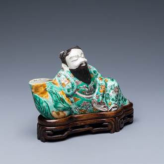 Een Chinese verte biscuit 'Li Bai' penselenwasser, 19e eeuw