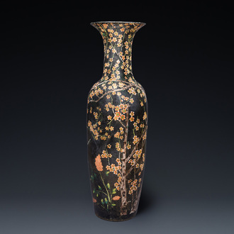 Un très grand vase en porcelaine de Chine famille noire à décor de fleurs de prunus, marque de Kangx, 19ème