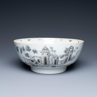Un bol en porcelaine de Chine en grisaille et doré à décor d'un couvent et d'oiseaux dans un paysage, Qianlong