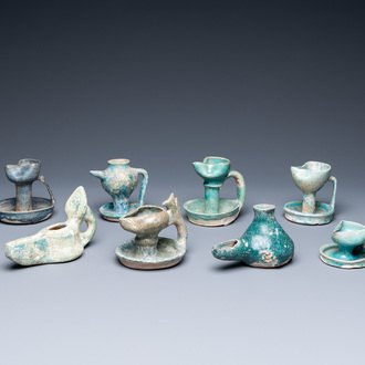 Huit lampes à huile en céramique à émail turquoise, Moyen-Orient, 13ème et après