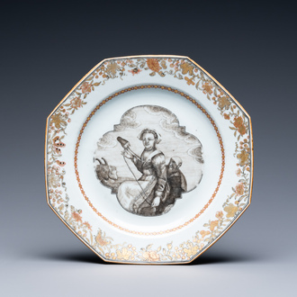 Une assiette de forme octagonale en porcelaine de Chine en grisaille et doré, Qianlong