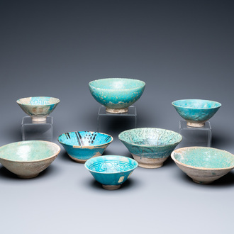 Une collection de huit bols en céramique à émail turquoise, Moyen-Orient, 13ème et après