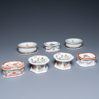 Une collection de sept salerons en porcelaine de Chine armoriée et famille rose, Qianlong