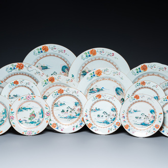 Seize plats en porcelaine de Chine famille rose à décor de paysages, Qianlong