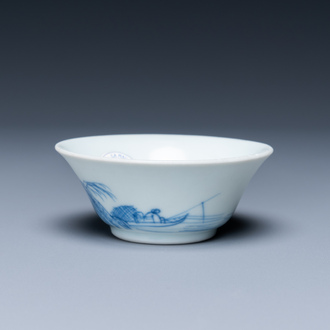 Une tasse à vin en porcelaine de Chine en bleu et blanc de l'épave Ca Mau, marque et époque de Yongzheng