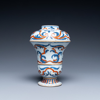 Un vase en forme d'urne en porcelaine de Chine en bleu, blanc et rouge de fer, Kangxi