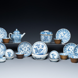 Une collection de pièces en porcelaine de Chine en bleu et blanc de l'épave Ca Mau, Kangxi/Yongzheng